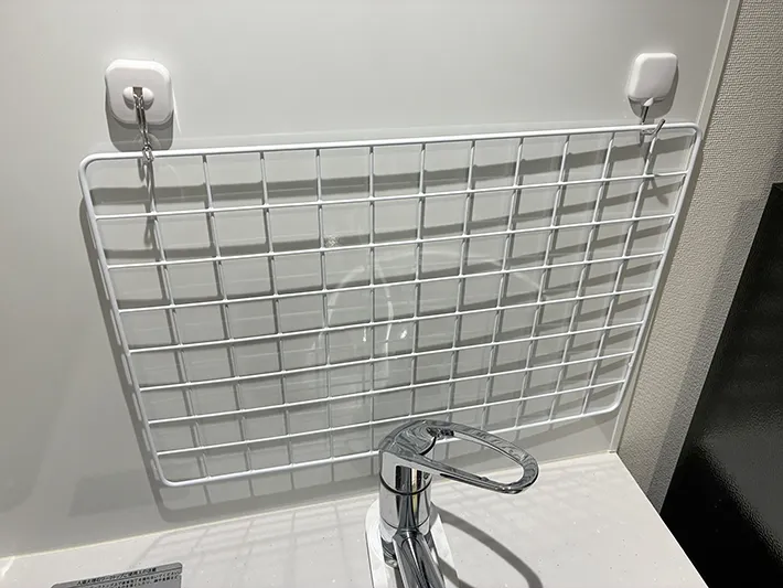マグネットフックに引っ掛けたワイヤーネット（撮影：grapeライフハック編集部）