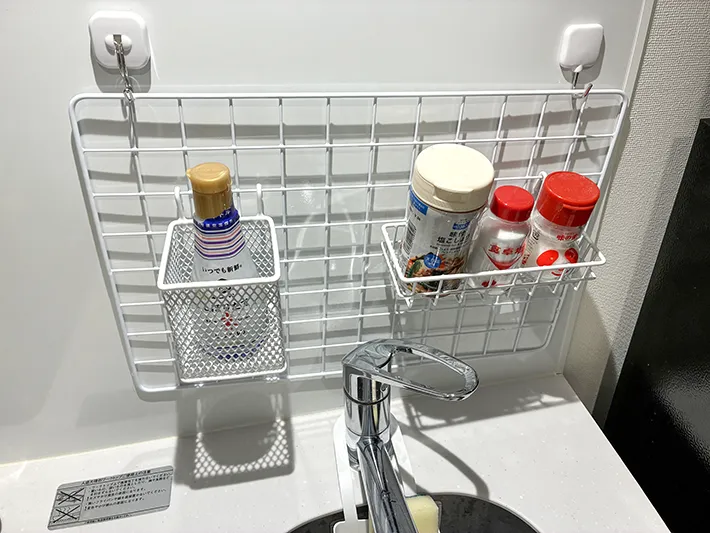 キッチンで調味料を浮かせる収納スペース（撮影：grapeライフハック編集部）