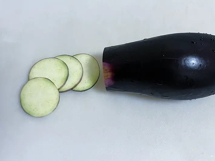 ナスをスライスする写真（撮影：grapeフード編集部）
