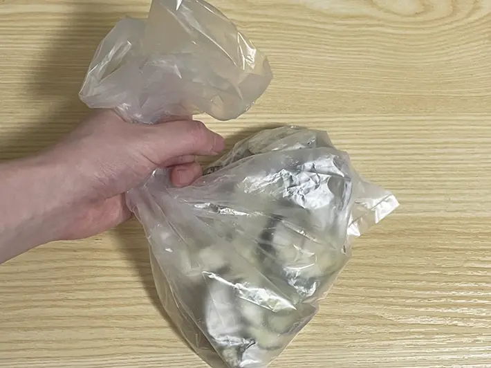 ナスと片栗粉をポリ袋に入れた写真（撮影：grapeフード編集部）