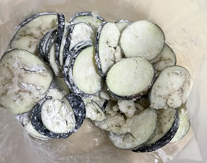 片栗粉をまぶしたナスの写真（撮影：grapeフード編集部）
