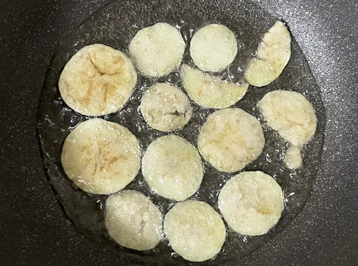 ナスを揚げる写真（撮影：grapeフード編集部）