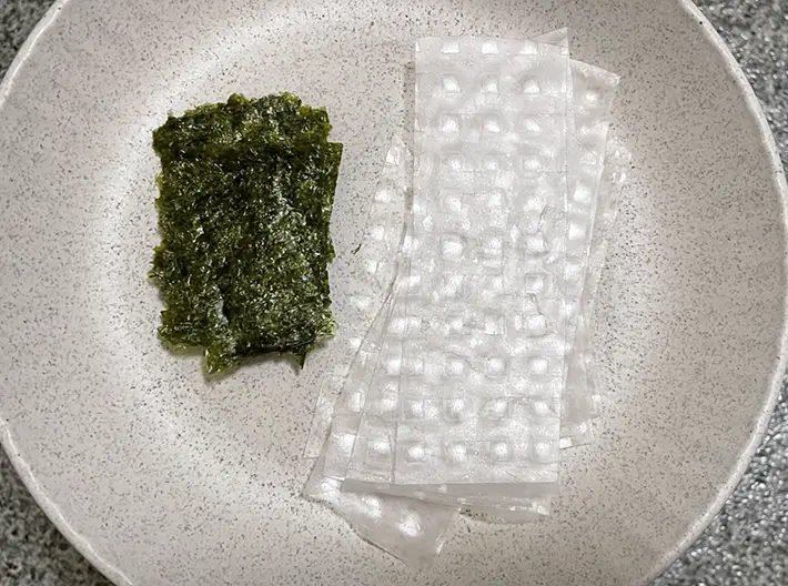 カットした焼き海苔とライスペーパーの写真（撮影：grapeフード編集部）
