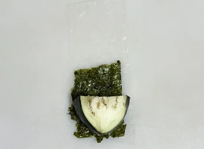 ライスペーパーに焼き海苔とナスを重ねた写真（撮影：grapeフード編集部）