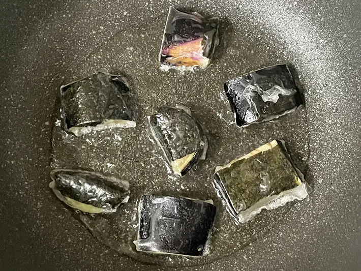 ライスペーパーで包んだナスを揚げ焼きにする写真（撮影：grapeフード編集部）