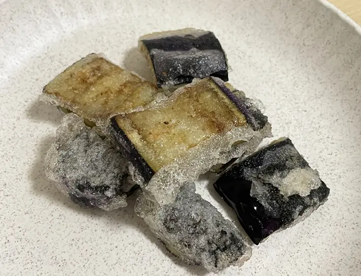 完成したナスのライスペーパー揚げの写真（撮影：grapeフード編集部）