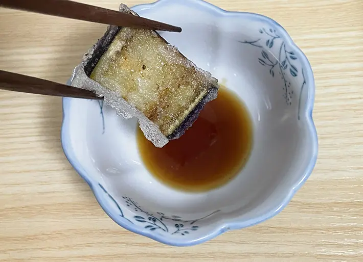 ナスのライスペーパー揚げを食べる写真（撮影：grapeフード編集部）