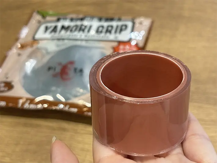 ゲルテープを持った写真（撮影：grapeライフハック編集部）