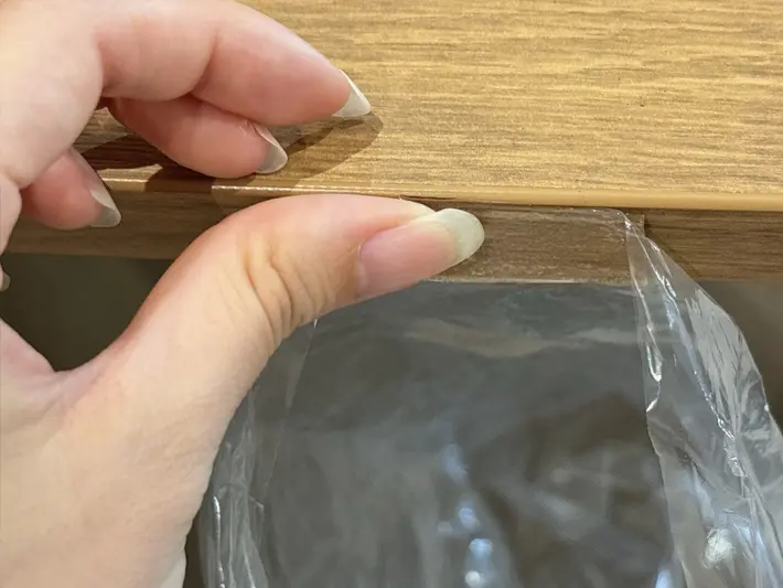 ゲルテープにビニール袋を貼る写真（撮影：grapeライフハック編集部）