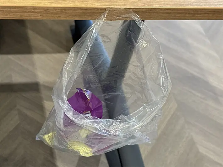 ビニール袋をテーブルに貼った写真（撮影：grapeライフハック編集部）