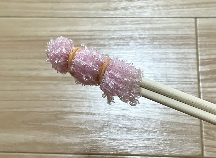 ボディータオルを使った掃除棒の写真（撮影：grapeライフハック編集部）
