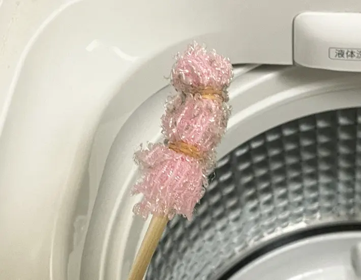 ホコリがついたボディータオルを使った掃除棒の写真（撮影：grapeライフハック編集部）