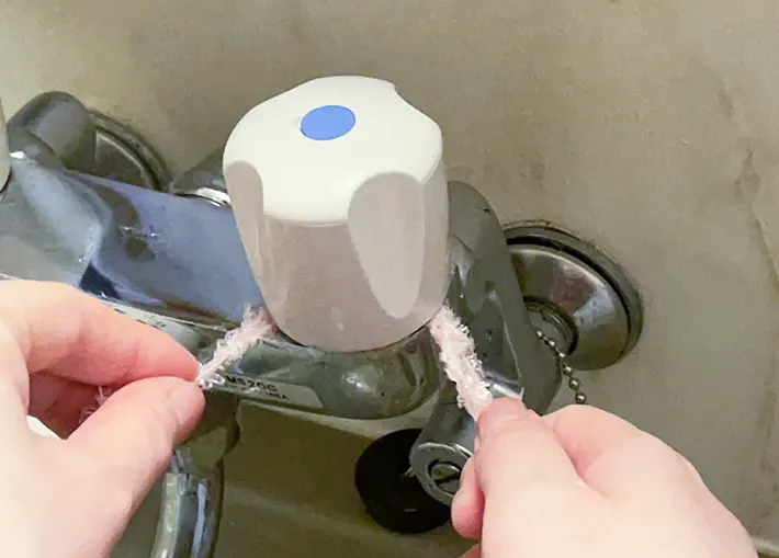蛇口の溝を掃除する写真（撮影：grapeライフハック編集部）