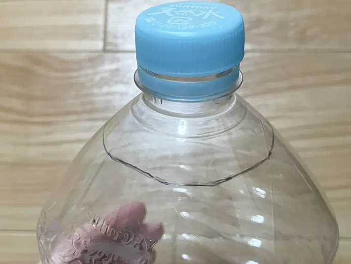 ペットボトルに油性ペンで線を引いた写真（撮影：grapeライフハック編集部）