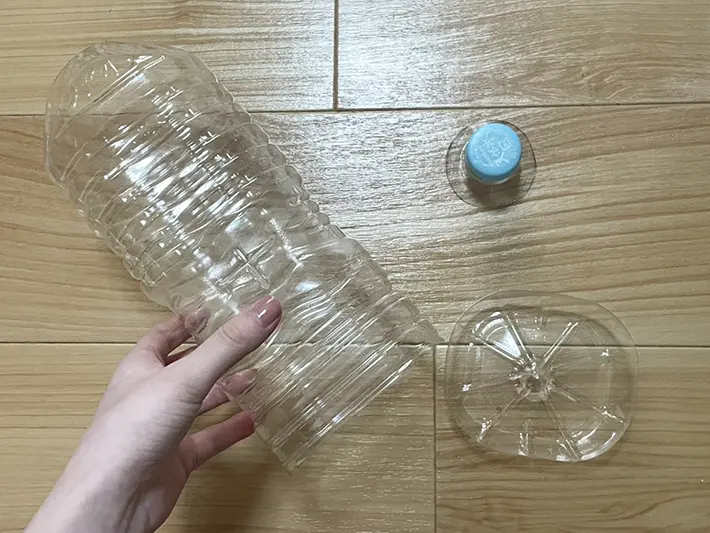飲み口周りと底をカットしたペットボトルの写真（撮影：grapeライフハック編集部）