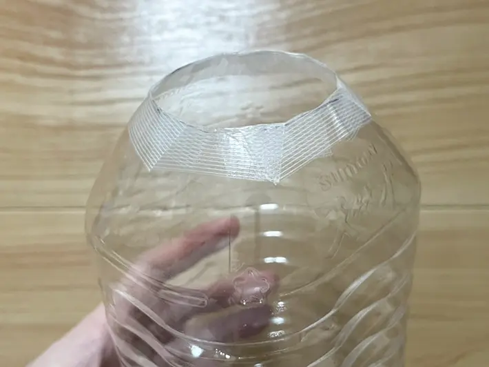 ペットボトルの切り口に養生テープを巻いた写真（撮影：grapeライフハック編集部）