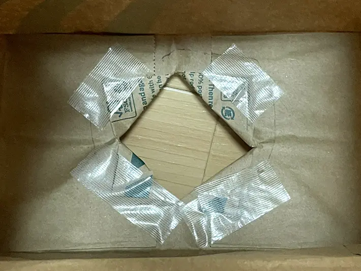 紙袋の底に穴を開ける写真（撮影：grapeライフハック編集部）