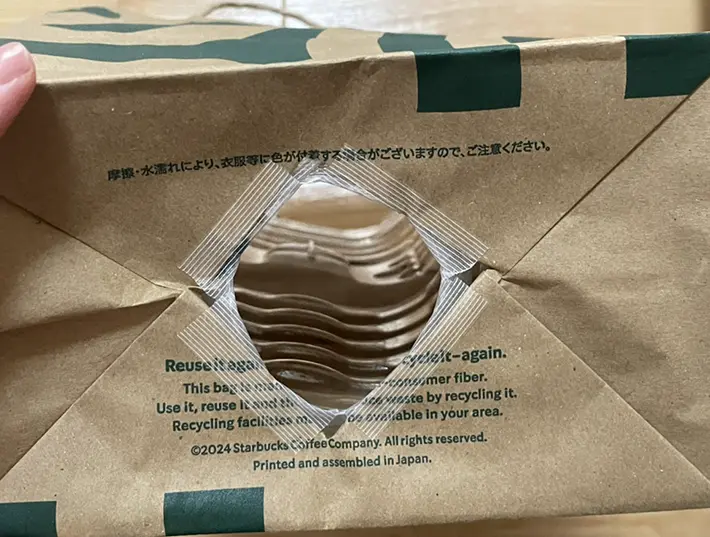 紙袋とペットボトルを養生テープで貼りつける写真（撮影：grapeライフハック編集部）