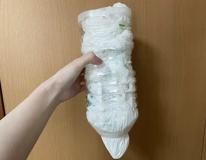 ペットボトルにビニール袋を詰め込んだ写真（撮影：grapeライフハック編集部）