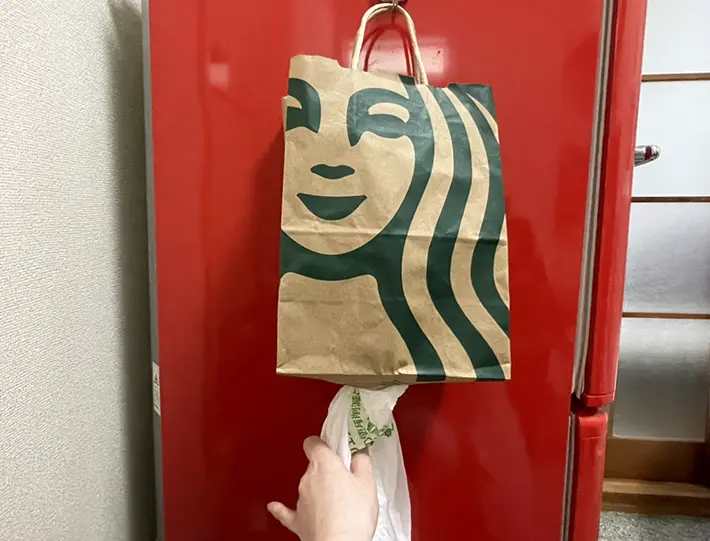 ビニール袋ストッカーを使う写真（撮影：grapeライフハック編集部）
