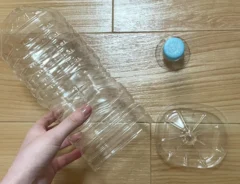 飲み口周りと底をカットしたペットボトルの写真（撮影：grapeライフハック編集部）