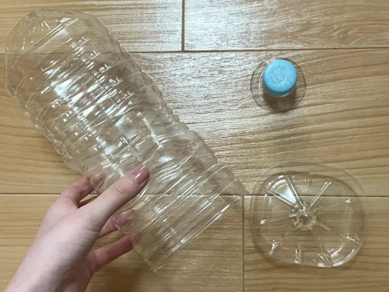 飲み口周りと底をカットしたペットボトルの写真（撮影：grapeライフハック編集部）