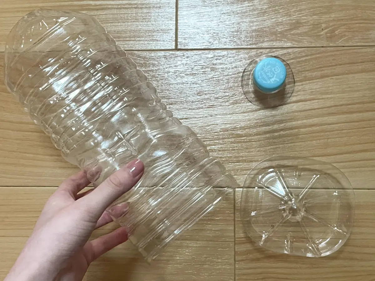 飲み口周りと底をカットしたペットボトルの写真(撮影:grapeライフハック編集部)