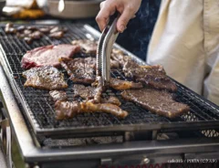 『バーベキューでお肉を焼く図』の写真