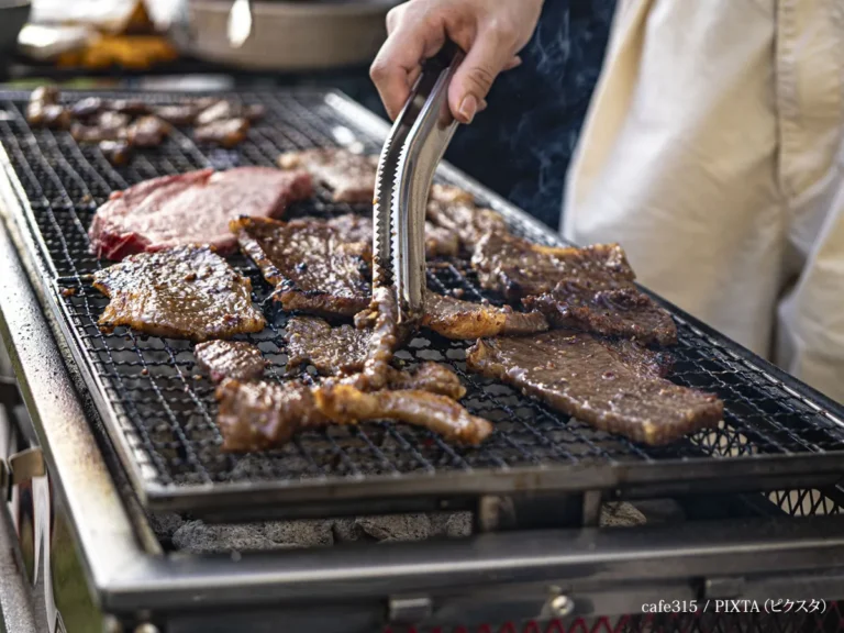 『バーベキューでお肉を焼く図』の写真