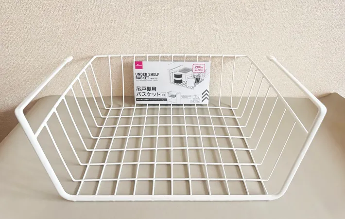 『DAISO 吊戸棚用バスケット（白）』の写真（撮影：ワード）