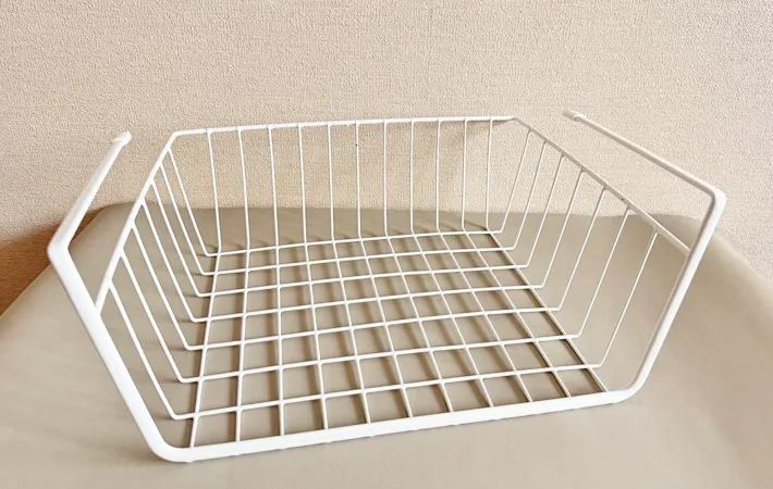 『DAISO 吊戸棚用バスケット（白）』の写真（撮影：ワード）