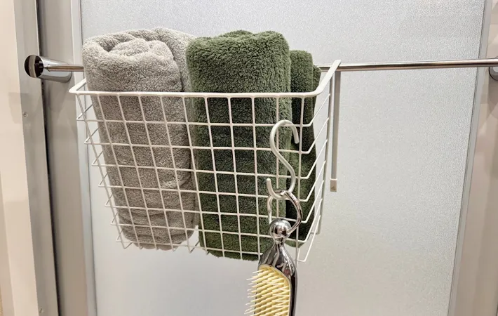『DAISO 吊戸棚用バスケット（白）』の使用写真（撮影：ワード）