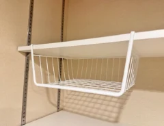 『DAISO 吊戸棚用バスケット（白）』の写真（撮影：ワード）
