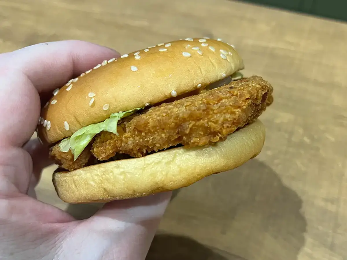 チキンサンドとチキンバーガーの違いの写真（撮影：grapeフード編集部）