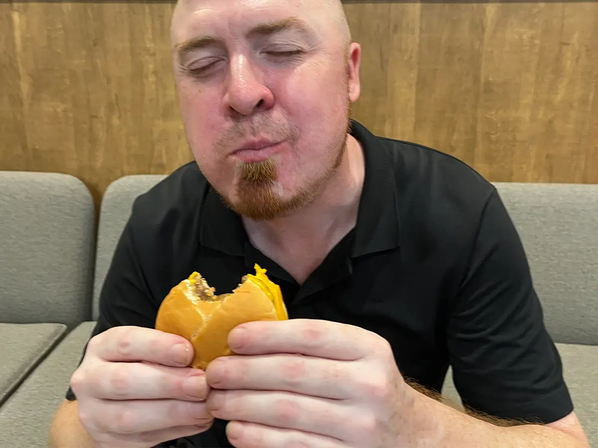 チキンサンドとチキンバーガーの違いの写真（撮影：grapeフード編集部）