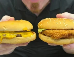 チキンサンドとチキンバーガーの違いの写真（撮影：grapeフード編集部）