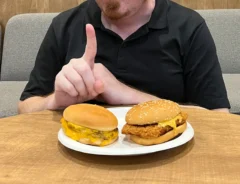 チキンサンドとチキンバーガーの違いの写真（撮影：grapeフード編集部）