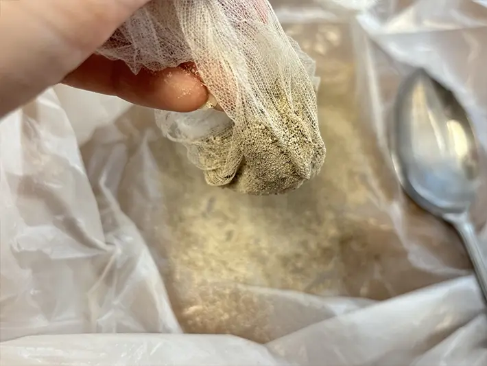 線香の灰を水切りネットに入れた写真（撮影：grapeライフハック編集部）