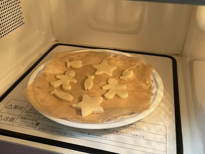 クッキーの生地を電子レンジに入れた写真（撮影：grapeフード編集部）