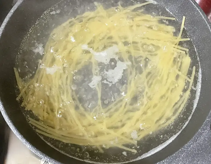 パスタをゆでる写真（撮影：grapeフード編集部）