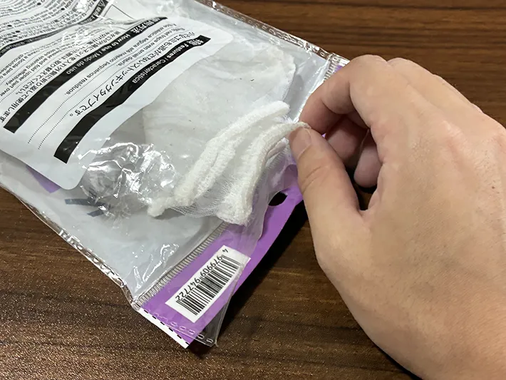 水切りネットを取り出す場面（撮影：grapeライフハック編集部）