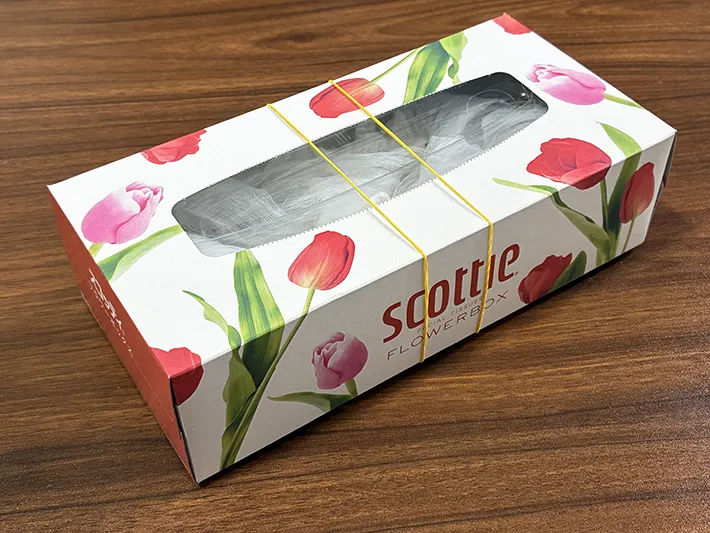 輪ゴムを巻いたティッシュの空き箱（撮影：grapeライフハック編集部）
