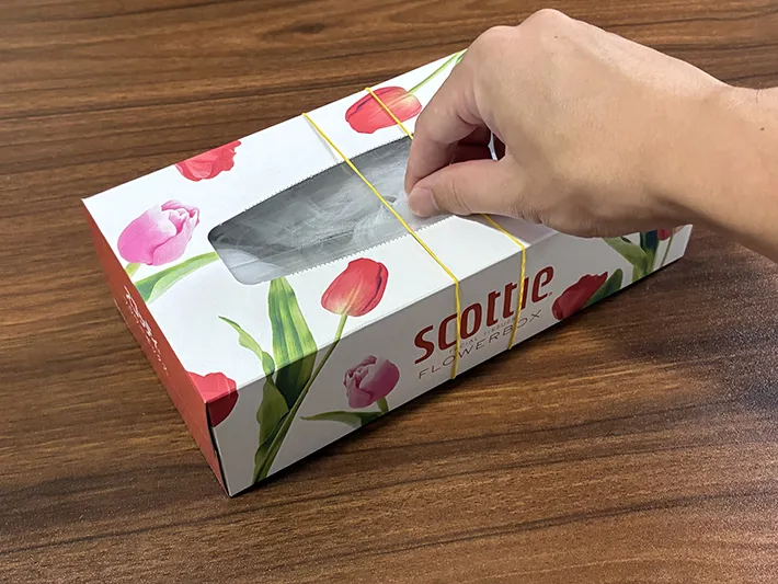 ティッシュの空き箱から水切りネットを取り出す場面（撮影：grapeライフハック編集部）