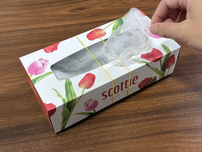 ティッシュの空き箱から取り出した水切りネット（撮影：grapeライフハック編集部）