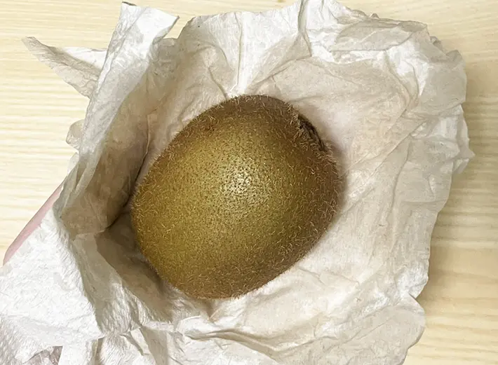 洗ったキウイをキッチンペーパーで拭く写真（撮影：grapeフード編集部）