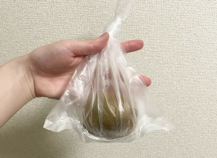 キウイをポリ袋に入れた写真（撮影：grapeフード編集部）