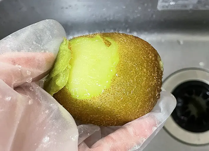 キウイの皮が剥けた写真（撮影：grapeフード編集部）