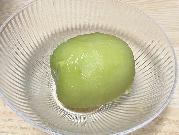 皮が剥けたキウイの写真（撮影：grapeフード編集部）