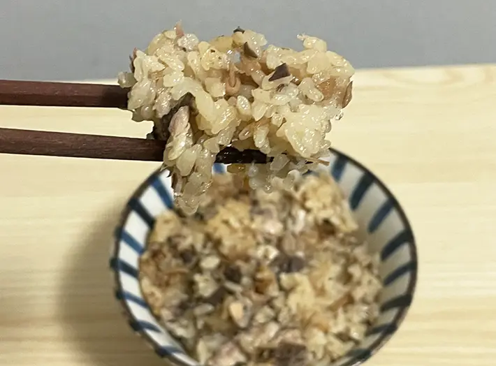 なめ茸とサバの水煮を使った炊き込みご飯の写真（撮影：grapeフード編集部）