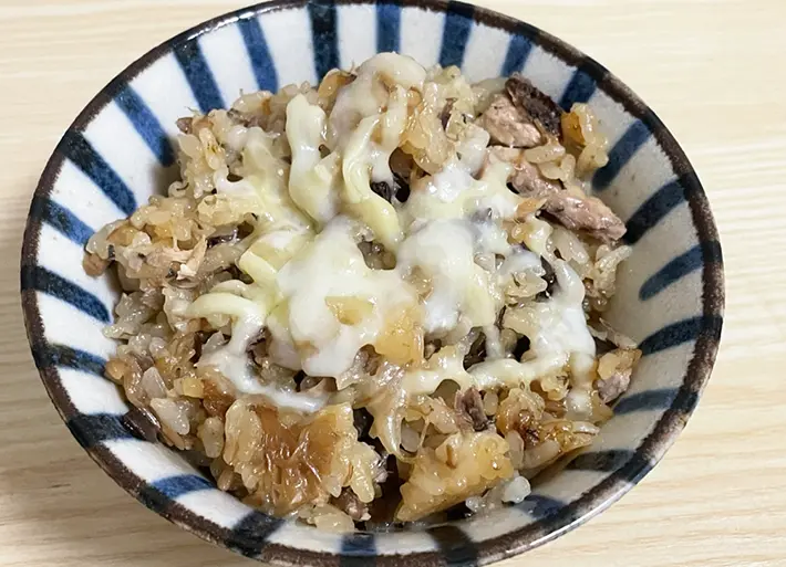 なめ茸とサバの水煮を使った炊き込みご飯にチーズをかけた写真（撮影：grapeフード編集部）
